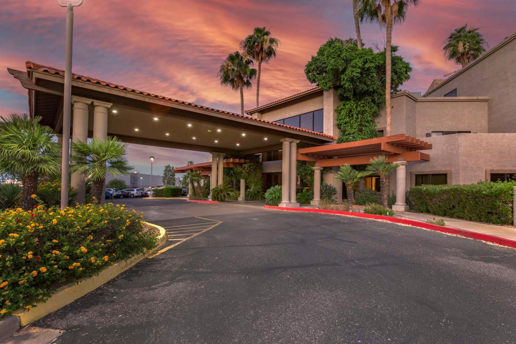 Best Western Plus Scottsdale Thunderbird Suites Exterior photo