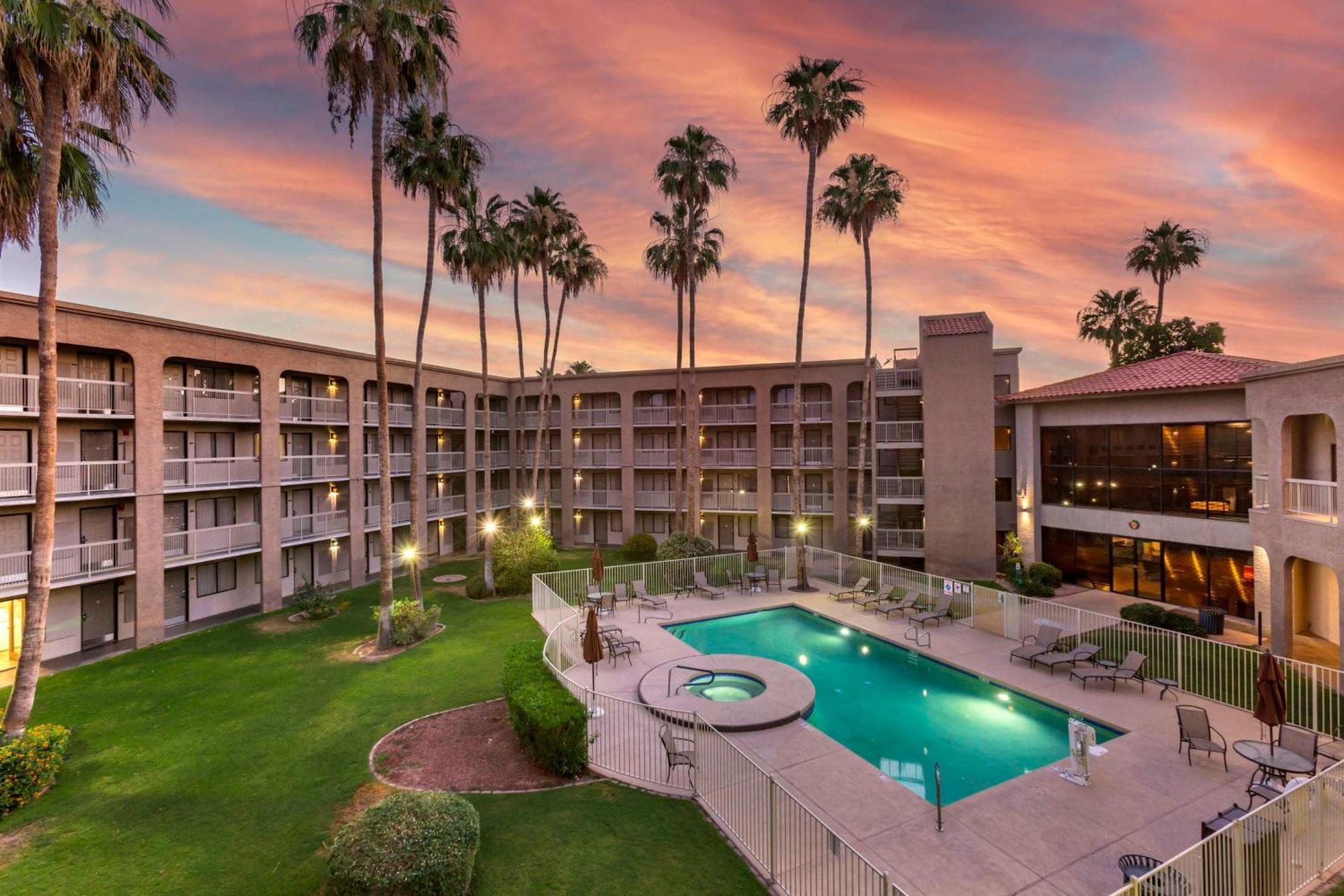 Best Western Plus Scottsdale Thunderbird Suites Exterior photo